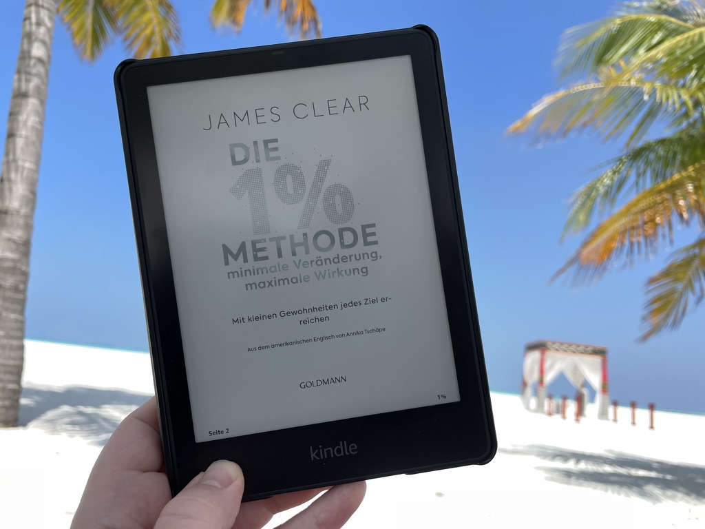 Die 1 %-Methode auf dem Amazon Kindle am Strand auf Meeru Island